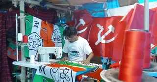 পশ্চিমবঙ্গের ভোটের হাওয়ায় জমে উঠেছে পতাকা ব্যবসা